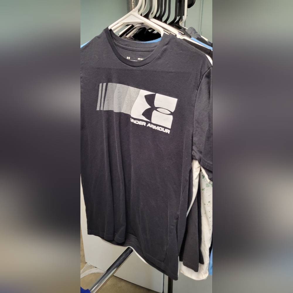 Men's Medium Under Armour Short Sleeve Shirt EUC